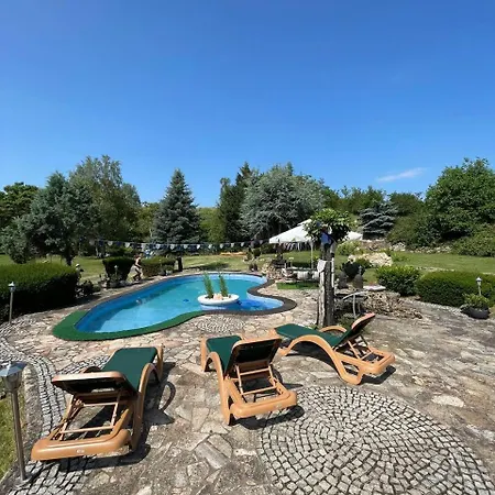 Lakepark Garden With Swimming Pool & Park Apartment