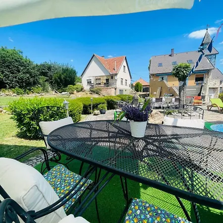 Apartmán Lakepark Garden With Swimming Pool & Park