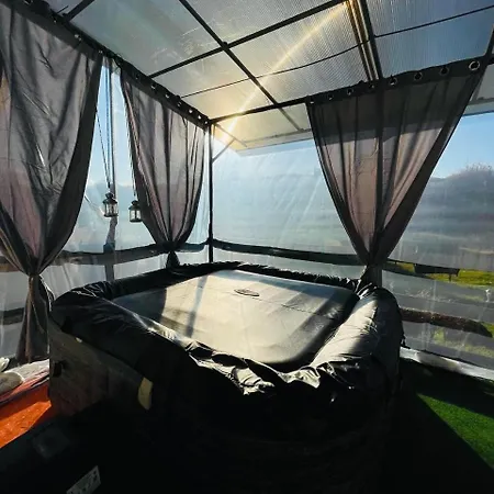 Lakepark Garden With Swimming Pool & Park דירה