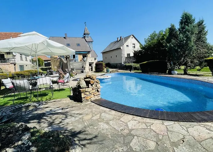 Lakepark Garden With Swimming Pool & Park Apartment